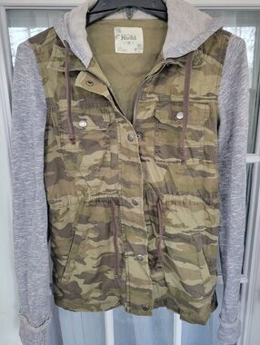 Women Mudd Olive Green Camo Jacket with Gray Hoodie Sleeves